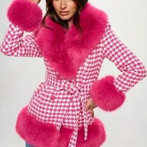 STUNNING houndstooth coat in Pink! Removable collar and cuffs belted jac…